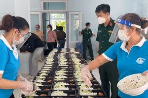 Những suất cơm được đội phản ứng nhanh giao đến các khu cách ly.
