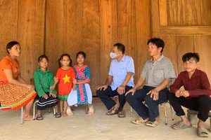 Thầy Hoàng Sỹ Xuân (người đeo khẩu trang) đi vận động học sinh đến trường.