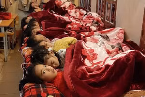 Học sinh được đắp đủ chăn ấm đảm bảo sức khoẻ trong ngày giá rét. Ảnh: Nhân vật cung cấp.