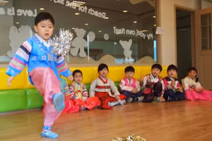 Gaegichagi tương tự đá cầu.