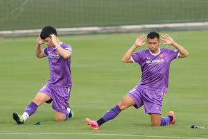 Văn Thiết (phải) trong buổi tập của đội tuyển Việt Nam.