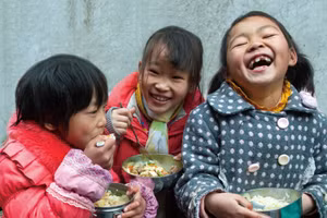 Bữa trưa ở trường là hạnh phúc của trẻ em nghèo.