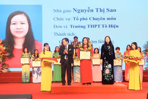 Cô Nguyễn Thị Sao được vinh danh Nhà giáo tâm huyết sáng tạo. Ảnh: TG