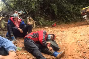 Hình ảnh đồng nghiệp mệt lả trên hành trình về bản được cô Hồng ghi lại. Ảnh: NVCC