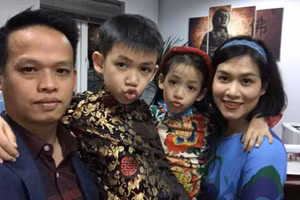 Nữ diễn viên Hà Hương hạnh phúc bên gia đình nhỏ của mình. Ảnh: IT