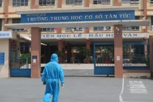 Trường THCS Tân Túc, huyện Bình Chánh, TPHCM vẫn được trưng dụng để cách ly điều trị bệnh nhân Covid-19, dự kiến sau ngày 20/11 mới bàn giao để sửa chữa. Ảnh: IT