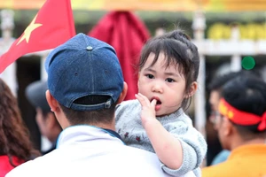 Nhiều bậc phụ huynh lo lắng ngày đầu đưa con tới trường. Ảnh: Lê Hùng