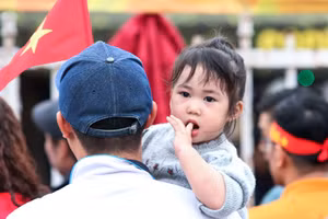 Nhiều bậc phụ huynh lo lắng ngày đầu đưa con tới trường. Ảnh: Lê Hùng