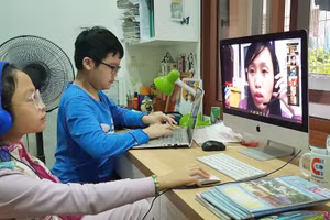 Học sinh Trường TH Quang Trung (Hoàn Kiếm, Hà Nội) học tại do cô Nguyễn Thanh Xuân – GVCN lớp 3G dạy trực tuyến. Ảnh: NTCC