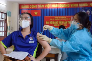 Học sinh Trường THPT Nguyễn Du (TPHCM) tiêm mũi 1 vắc-xin ngừa Covid-19.