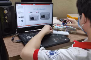 Sinh viên Trường ĐH Công nghiệp Thực phẩm TP Hồ Chí Minh thực hành online. Ảnh: NTCC