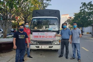 “Team 687” ủng hộ trang thiết bị y tế cho tỉnh Hải Dương chống dịch.