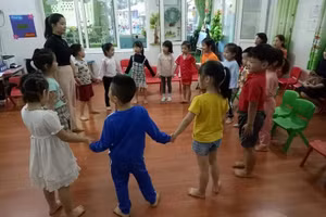 Làm quen tiếng Anh sớm giúp trẻ tăng cường khả năng giao tiếp. Ảnh: NTCC