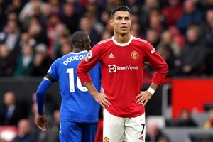 Tiền đạo Ronaldo thất vọng sau trận hòa Everton.