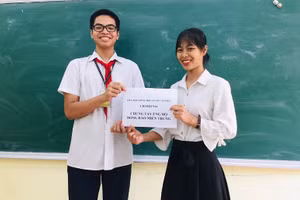 Nguyễn Minh Chiến đại diện lớp 9A4 phát động ủng hộ đồng bào miền Trung. 