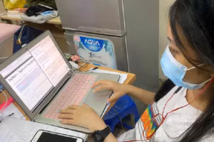 Học sinh, sinh viên đã quen với việc học trực tuyến.