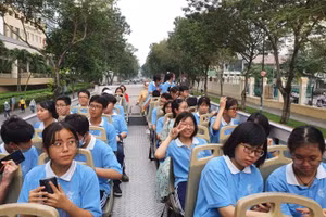 Học sinh Trường THCS Minh Đức, Quận 1 trải nghiệm xe buýt mui trần 2 tầng để học tập liên môn. Ảnh: NTCC