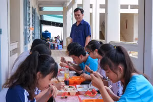 Bữa ăn trưa hỗ trợ học sinh ôn thi tốt nghiệp THPT của Trường THPT Trung An, huyện Cờ Đỏ (TP Cần Thơ). 