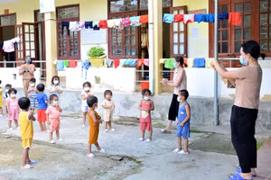 Giáo viên Trường Mầm non số 2 Mường Pồn cách ly cùng các em học sinh, tổ chức cho các em vận động nhẹ nhàng ngoài trời để nâng cao sức khỏe.