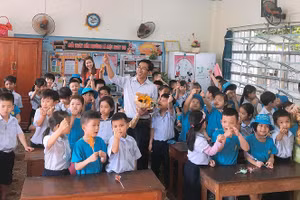 Thầy Nguyễn Thái Phong - Hiệu trưởng Trường Tiểu học Võ Thị Sáu luôn thu xếp thời gian tham gia các hoạt động ngoài giờ với học sinh.