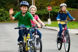 Cha mẹ có thể cho trẻ đạp xe từ sớm và đạp mỗi ngày để kích thích sự tăng trưởng và phát triển chiều cao.