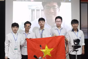 Tuấn Kiệt dự lễ xuất quân trực tuyến cùng các bạn qua màn hình. 