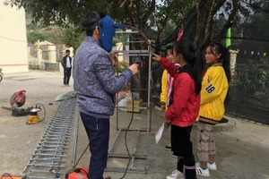 Thầy và trò ứng dụng lý thuyết nhiều môn học vào thực hành sản phẩm. Ảnh: NTCC