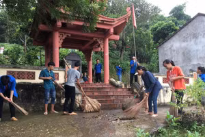 Học sinh Trường THCS Dân Tiến (Võ Nhai, Thái Nguyên) chăm sóc di tích lịch sử trên địa bàn.