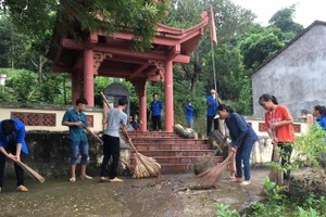 Học sinh Trường THCS Dân Tiến (Võ Nhai, Thái Nguyên) chăm sóc di tích lịch sử trên địa bàn.