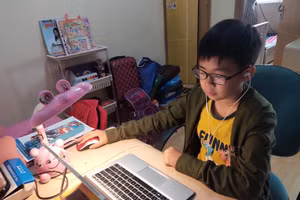 Trẻ vào lớp 1 cần chuẩn bị những kỹ năng cơ bản để có thể linh hoạt với hình thức dạy học. Ảnh: TG