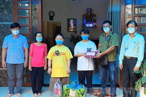 Lãnh đạo phường Tam Phú và đại diện nhóm các nhà hảo tâm trao quà và tiền hỗ trợ cho hai anh em
Bảo và Ân tại phường Tam Phú, TP Thủ Đức.