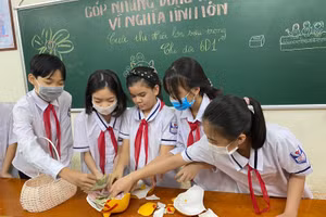 Học sinh trường THCS cùng đập lợn góp vào phong trào chung.