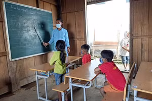 Nhiều học sinh quay trở về bản khi không còn được hưởng chế độ bán trú. Ảnh: TG