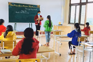 Cô và trò tại huyện Tuyên Hóa (Quảng Bình) cùng thi đua dạy học trong khu cách ly chào mừng ngày 20/11. Ảnh: Tiến Việt