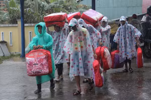 Học sinh Trường THPT Võ Chí Công di chuyển về trung tâm huyện Tây Giang vào tháng 10/2020 để học nhờ. 