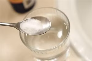 Nước muối có công dụng làm mờ sẹo và loại bỏ chất nhờn trên da mặt.