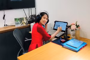 Cô Trần Thị Thu Hương, Trường THCS Nam Từ Liêm (Hà Nội) trong buổi họp trực tuyến.