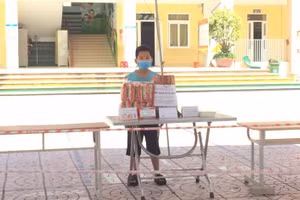 Hình ảnh học sinh nhận quà nhân ngày 1/6.