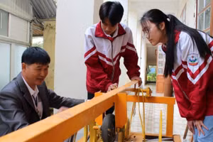 Thầy An Văn Thái - giáo viên Trường THCS Lê Quý Đôn (TP Sơn La) cùng hướng dẫn học sinh sáng chế máy rèn, duỗi kim loại và hợp kim. Ảnh: NTCC