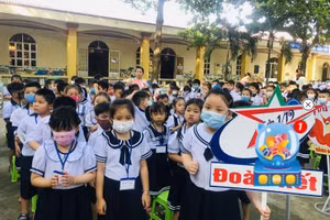 Học sinh lớp 1/19 Trường Tiểu học Lê Văn Thọ - Quận 12 - TPHCM tham dự khai giảng năm học 2020 – 2021. Ảnh: Phan Nga.