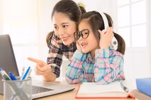 Phụ huynh hướng dẫn con học khóa tiếng Anh trực tuyến.