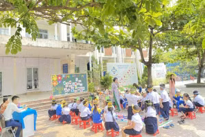 Giờ học tiếng Anh ngoài trời của HS lớp Một, Trường Tiểu học Võ Thị Sáu (quận Hải Châu, TP Đà Nẵng).