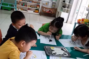 Các bé Trường Mầm non Tứ Liên vui trải nghiệm.
