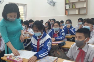 GV chủ nhiệm lớp 6A Trường THCS An Đồng kiểm tra bài cho HS.