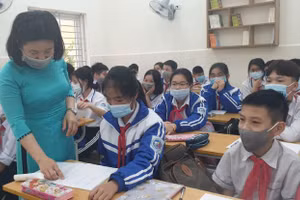 GV chủ nhiệm lớp 6A Trường THCS An Đồng kiểm tra bài cho HS.