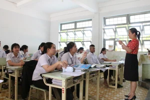 Học sinh lớp 12 ôn thi môn Địa lí, chuẩn bị cho Kỳ thi tốt nghiệp THPT 2021. Ảnh: ITN