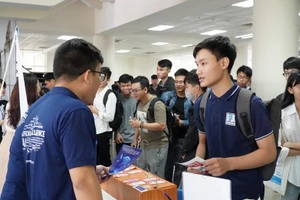  Sinh viên Trường Đại học Bách khoa, Đại học Đà Nẵng tham gia Ngày hội việc làm khối ngành công nghệ tháng 4/2021.