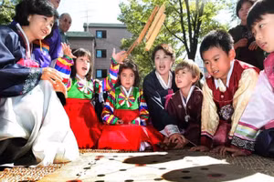 Trẻ em Hàn Quốc mặc Hanbok và tham gia trò chơi truyền thống vào dịp Tết.