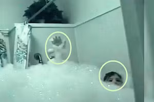 Con gái tự tắm 2 tiếng chưa xong, bố mẹ vào xem thì bàng hoàng với cảnh tượng 