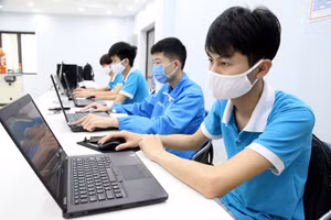 Học sinh trường nghề gặp nhiều khó khăn khi học trực tuyến vì không thực hành được trên máy móc.